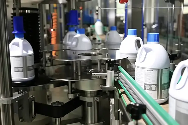 La forme ultime d'efficacité d'étiquetage : laissez la chaîne de production « terminer les 10 derniers mètres » par elle-même