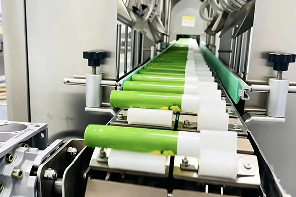 Le catalyseur d'une fabrication flexible : comment les étiqueteuses compactes résolvent le défi du « petit et beau »